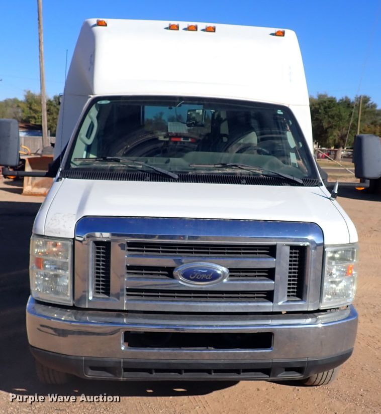 image for item DL6141 2009 Ford Econoline E450  shuttle bus