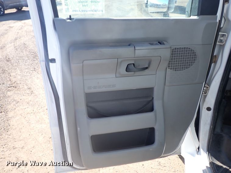 image for item DL6141 2009 Ford Econoline E450  shuttle bus