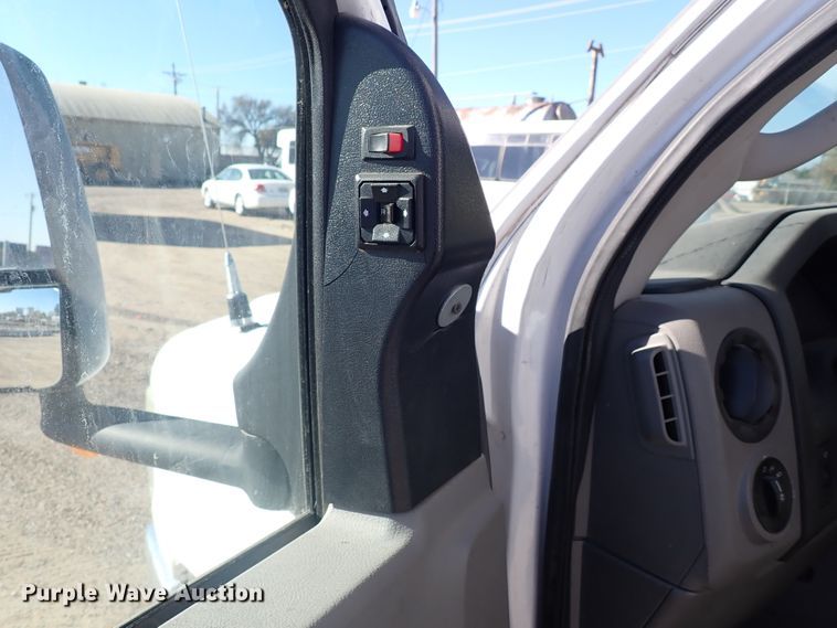 image for item DL6141 2009 Ford Econoline E450  shuttle bus