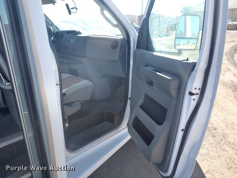 image for item DL6141 2009 Ford Econoline E450  shuttle bus