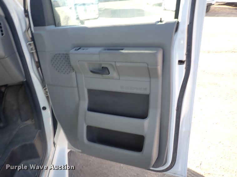 image for item DL6141 2009 Ford Econoline E450  shuttle bus