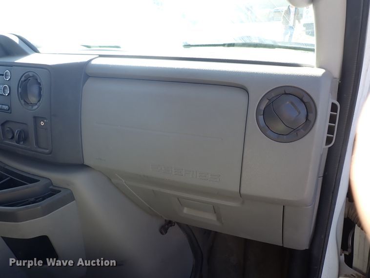 image for item DL6141 2009 Ford Econoline E450  shuttle bus