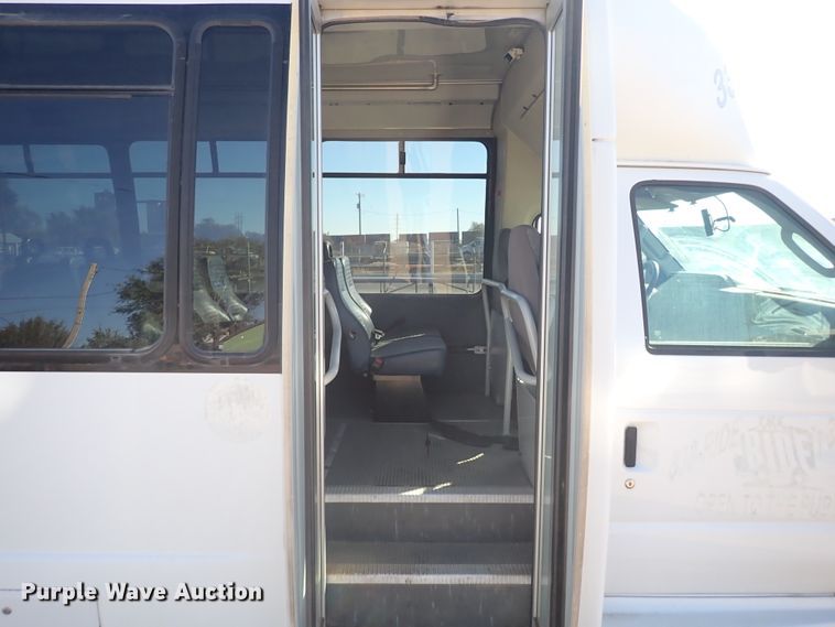 image for item DL6141 2009 Ford Econoline E450  shuttle bus
