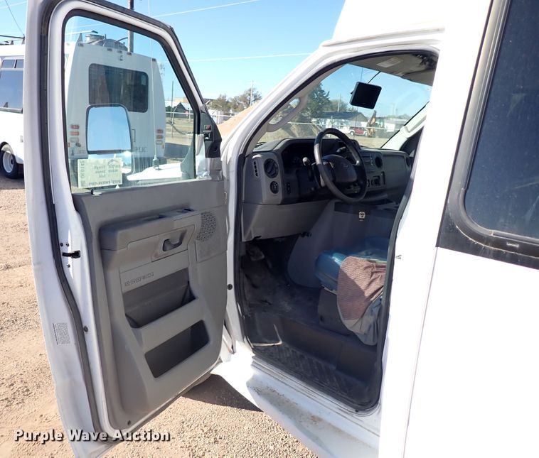 image for item DL6142 2010 Ford Econoline E450  shuttle bus