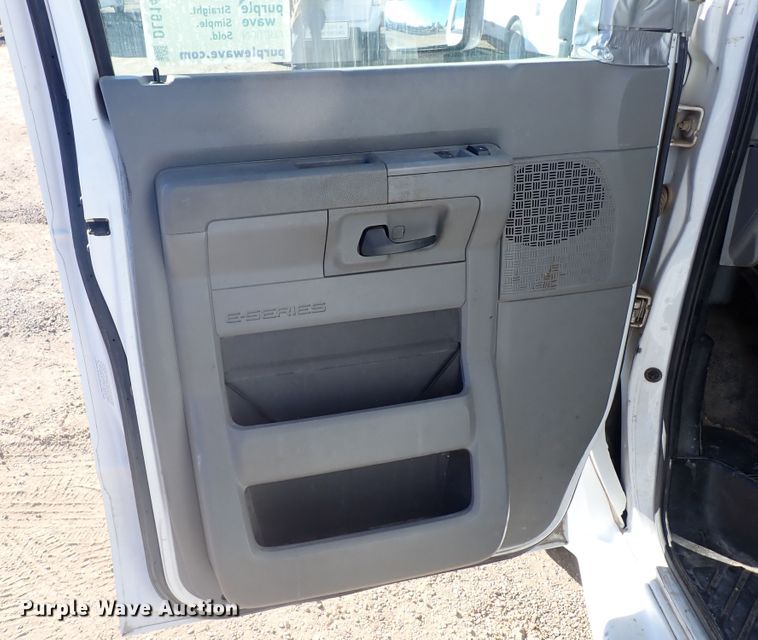 image for item DL6142 2010 Ford Econoline E450  shuttle bus