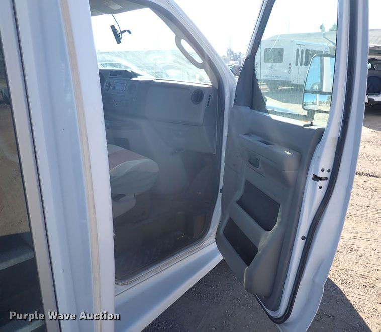 image for item DL6142 2010 Ford Econoline E450  shuttle bus