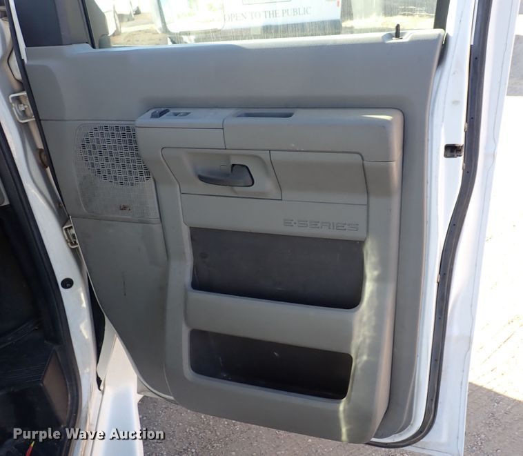 image for item DL6142 2010 Ford Econoline E450  shuttle bus