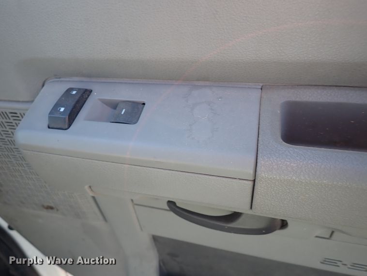 image for item DL6142 2010 Ford Econoline E450  shuttle bus