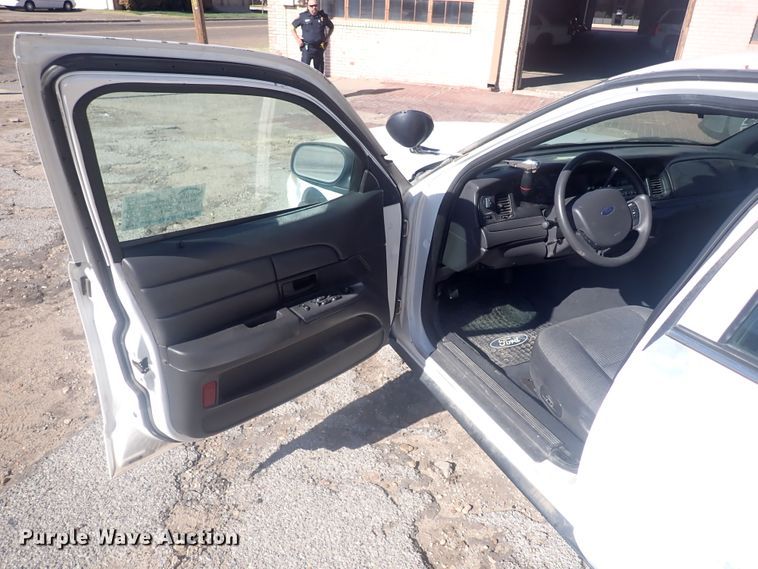 image for item DL6146 2005 Ford Crown Victoria Police Interceptor