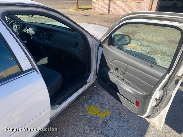 image for item DL6151 2004 Ford Crown Victoria Police Interceptor