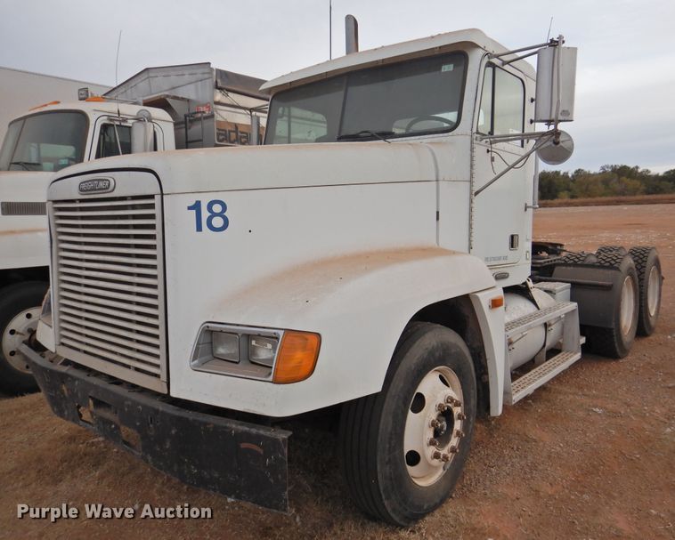 image for item DN0061 2000 Freightliner FLD120  semi truck