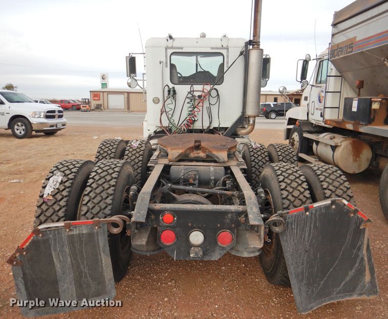 image for item DN0061 2000 Freightliner FLD120  semi truck