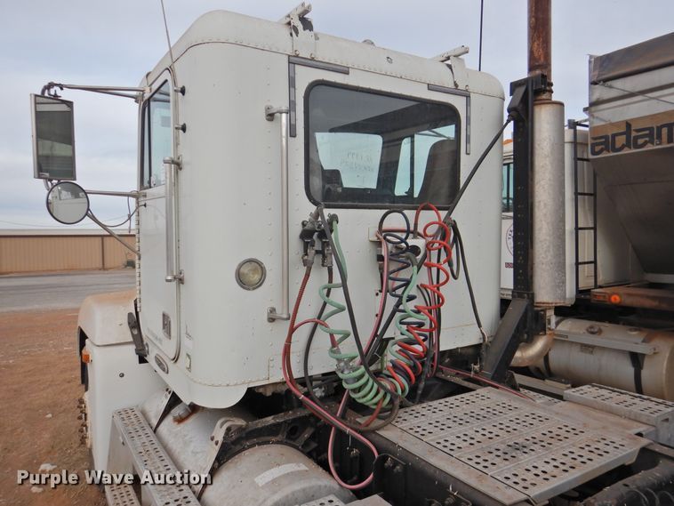 image for item DN0061 2000 Freightliner FLD120  semi truck