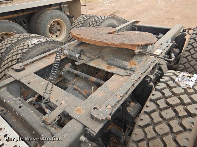 image for item DN0061 2000 Freightliner FLD120  semi truck