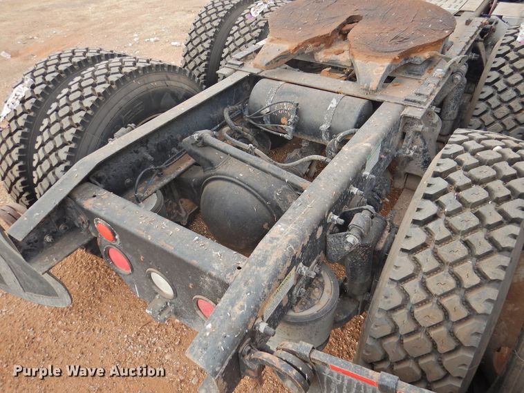 image for item DN0061 2000 Freightliner FLD120  semi truck