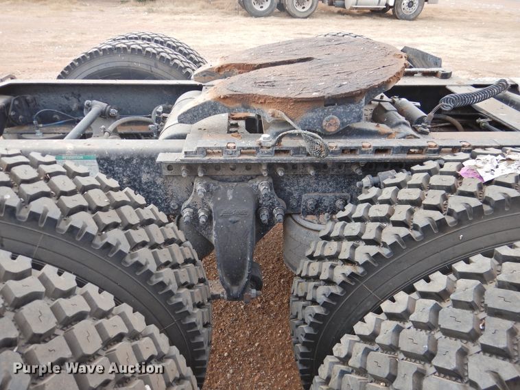 image for item DN0061 2000 Freightliner FLD120  semi truck