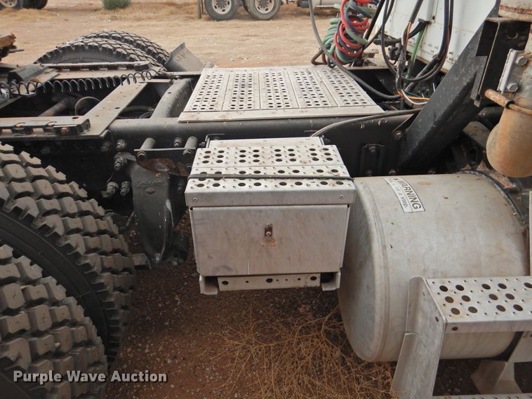 image for item DN0061 2000 Freightliner FLD120  semi truck