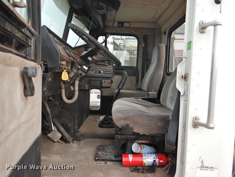 image for item DN0061 2000 Freightliner FLD120  semi truck