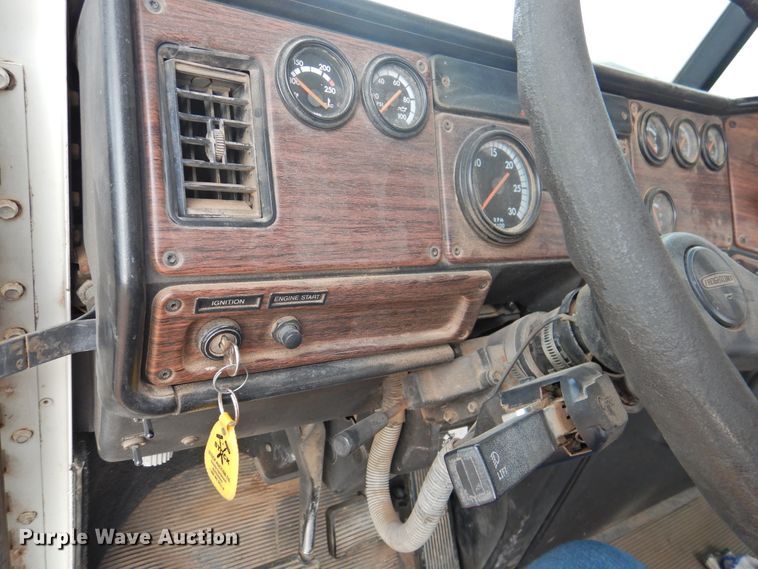 image for item DN0061 2000 Freightliner FLD120  semi truck