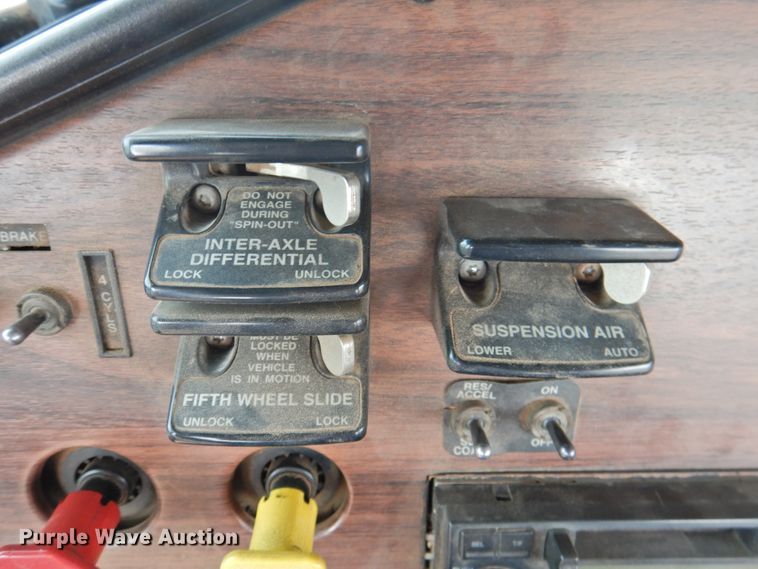 image for item DN0061 2000 Freightliner FLD120  semi truck