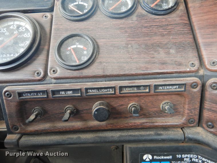 image for item DN0061 2000 Freightliner FLD120  semi truck