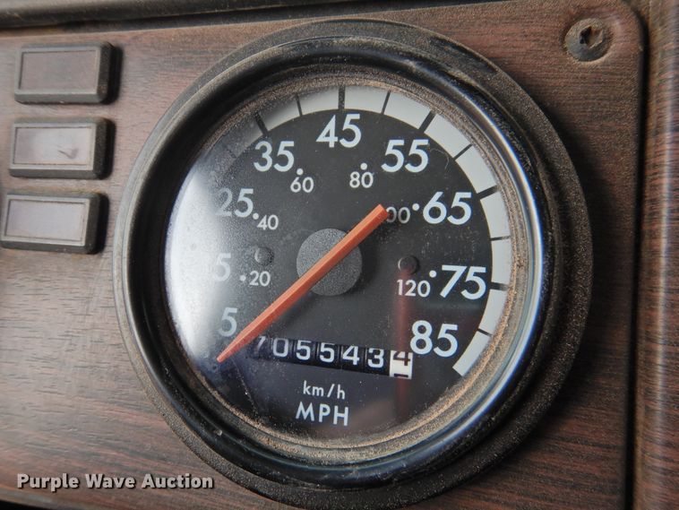 image for item DN0061 2000 Freightliner FLD120  semi truck