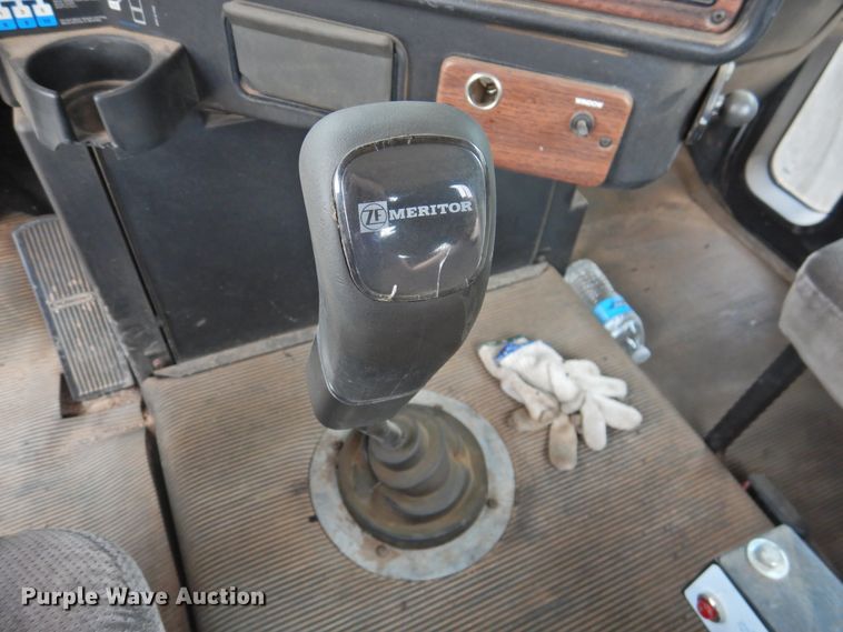 image for item DN0061 2000 Freightliner FLD120  semi truck