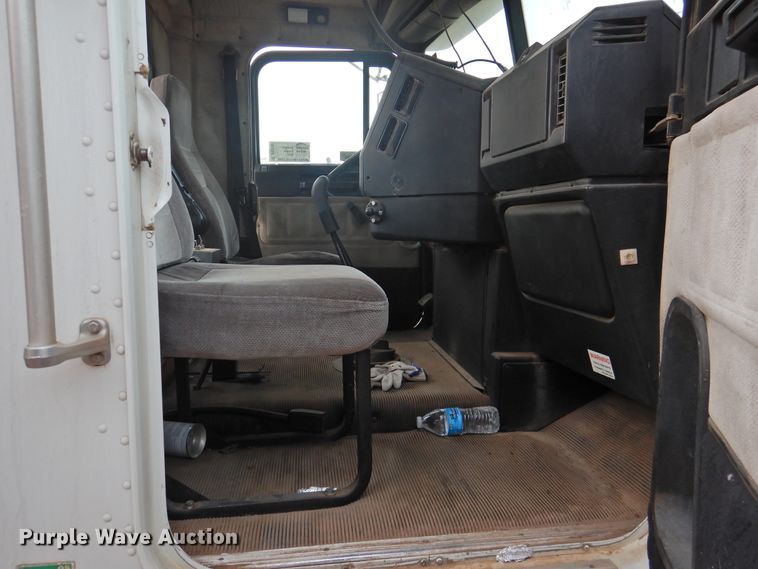 image for item DN0061 2000 Freightliner FLD120  semi truck