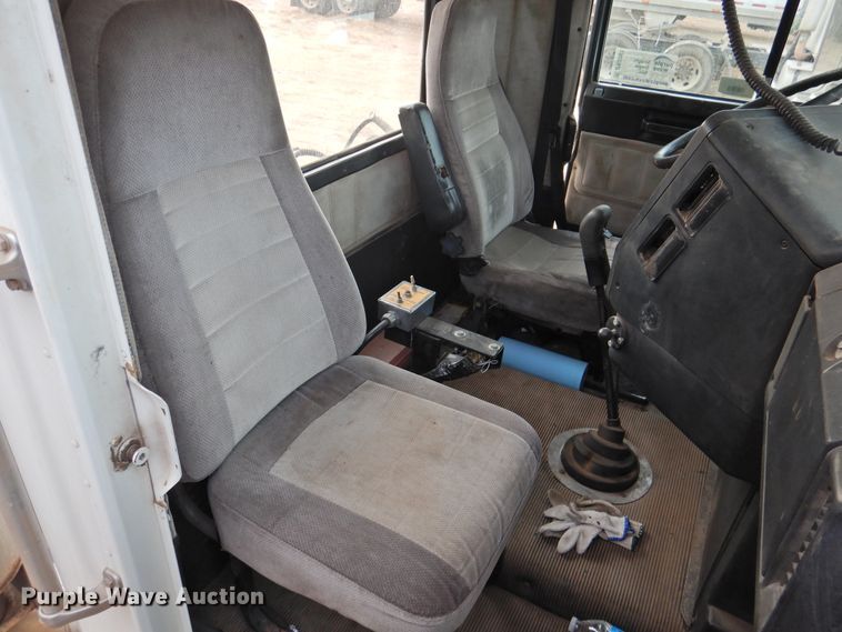 image for item DN0061 2000 Freightliner FLD120  semi truck