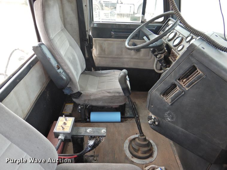 image for item DN0061 2000 Freightliner FLD120  semi truck