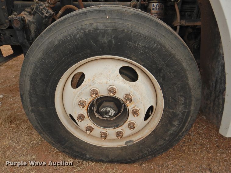 image for item DN0061 2000 Freightliner FLD120  semi truck