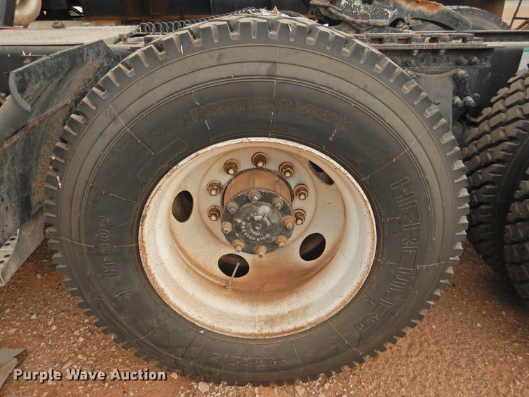 image for item DN0061 2000 Freightliner FLD120  semi truck