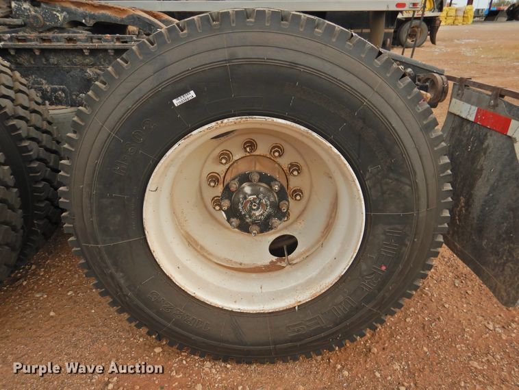 image for item DN0061 2000 Freightliner FLD120  semi truck