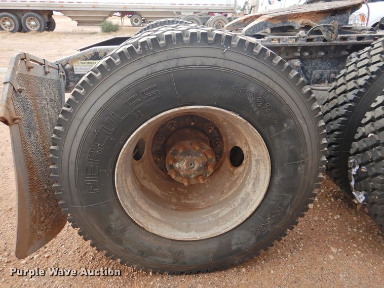 image for item DN0061 2000 Freightliner FLD120  semi truck