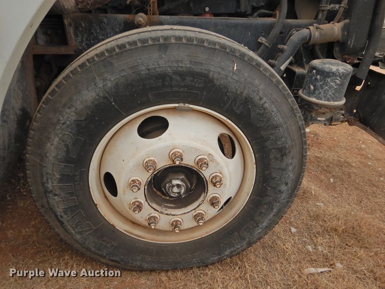 image for item DN0061 2000 Freightliner FLD120  semi truck