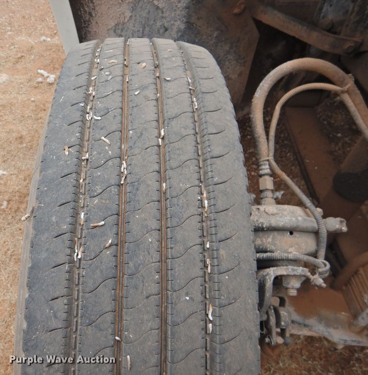 image for item DN0061 2000 Freightliner FLD120  semi truck