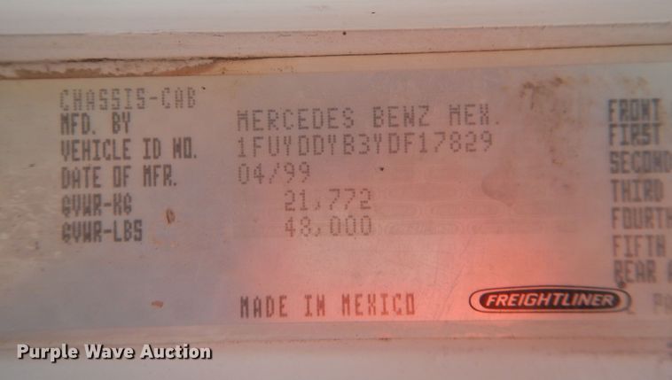 image for item DN0061 2000 Freightliner FLD120  semi truck