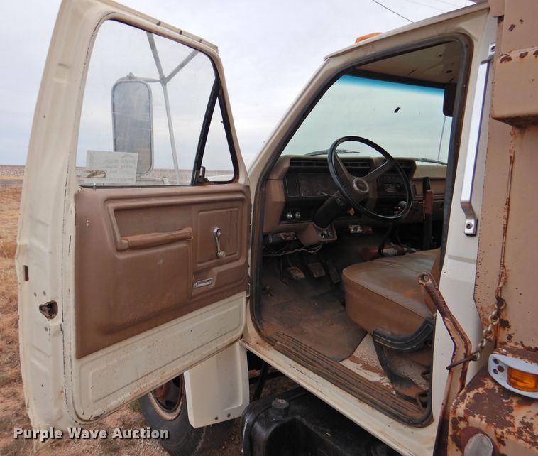image for item DN0062 1986 Ford F600  dump truck