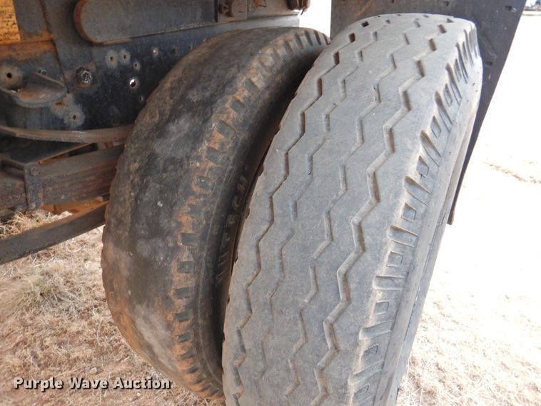 image for item DN0062 1986 Ford F600  dump truck