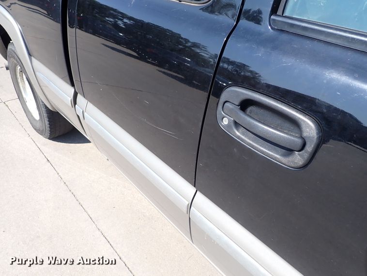 image for item DN1861 2000 GMC Sierra 1500  Ext. Cab pickup truck