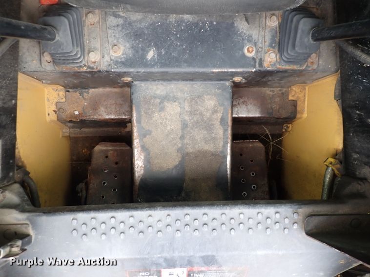 image for item DN2204 1999 New Holland LX885  skid steer loader