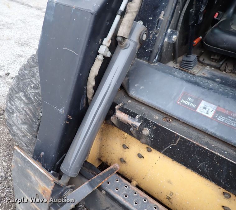 image for item DN2204 1999 New Holland LX885  skid steer loader