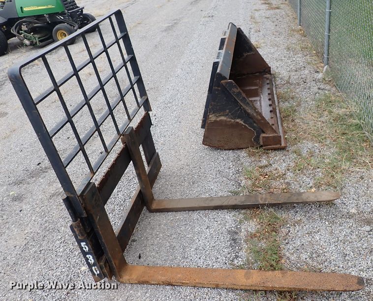 image for item DN2204 1999 New Holland LX885  skid steer loader