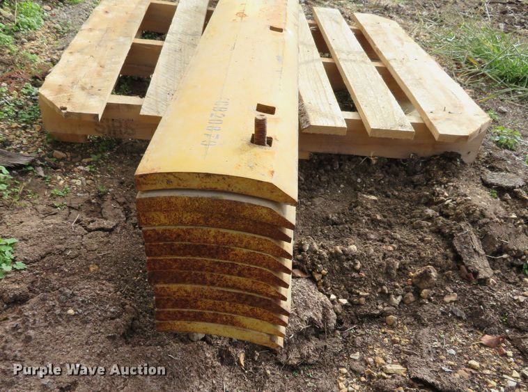 image for item DN7799 (11) Caterpillar cutting edges