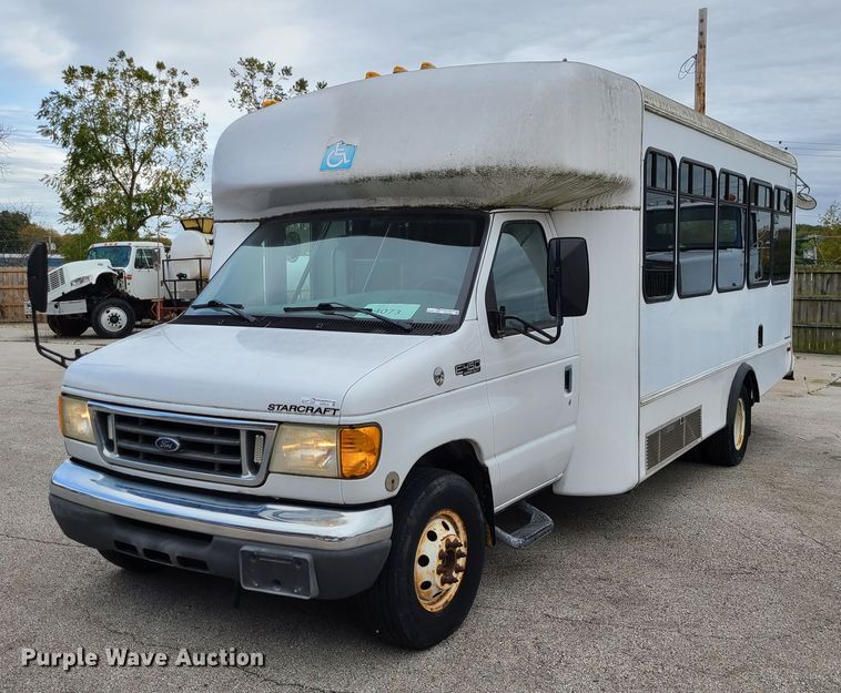 image for item EZ9202 2005 Ford Econoline E450  shuttle bus