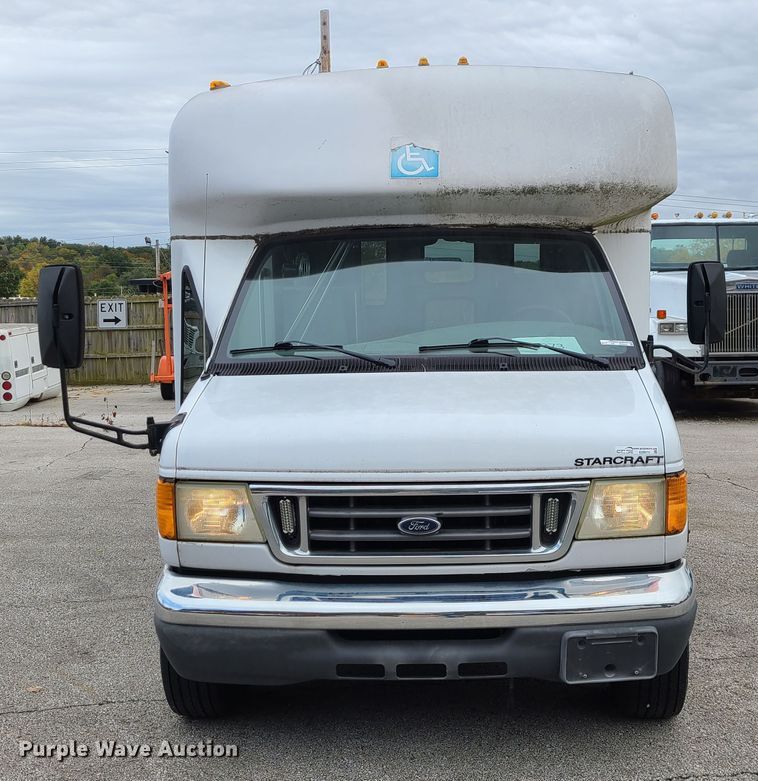 image for item EZ9202 2005 Ford Econoline E450  shuttle bus