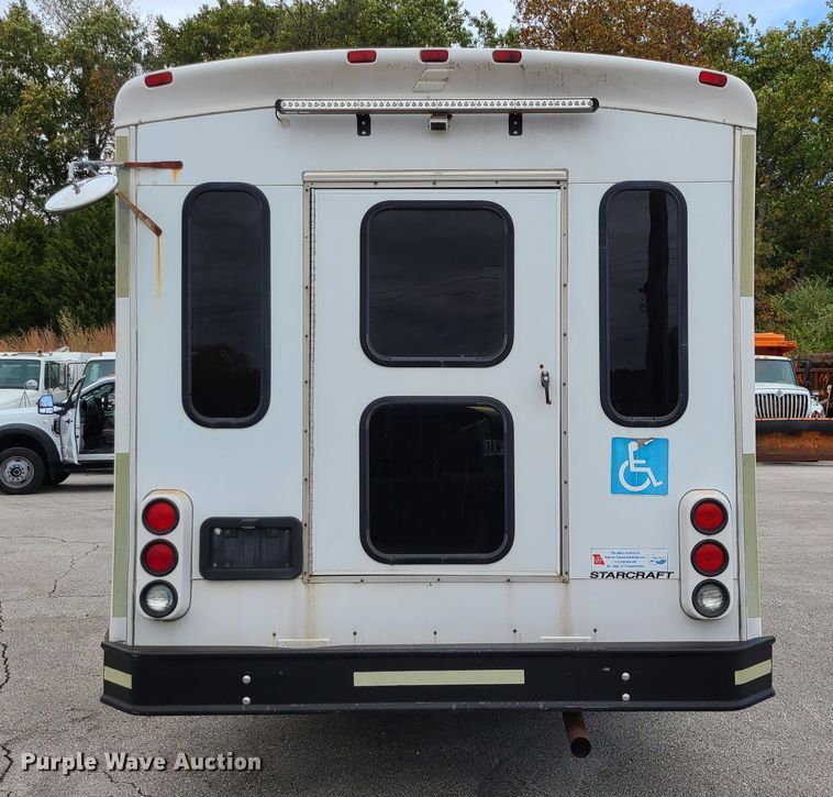 image for item EZ9202 2005 Ford Econoline E450  shuttle bus