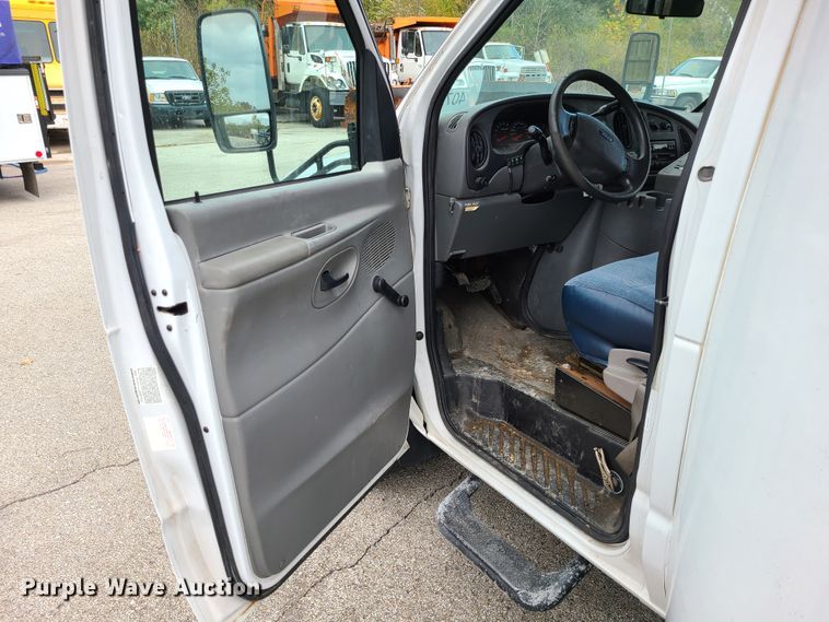 image for item EZ9202 2005 Ford Econoline E450  shuttle bus