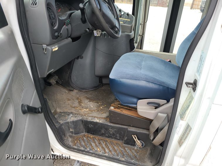 image for item EZ9202 2005 Ford Econoline E450  shuttle bus