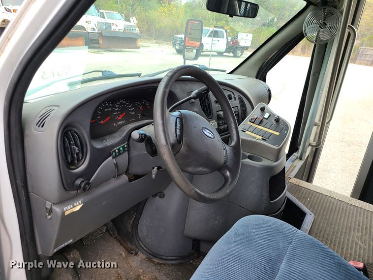 image for item EZ9202 2005 Ford Econoline E450  shuttle bus